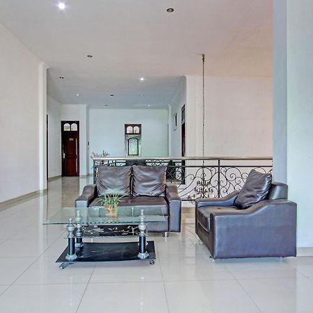 Oyo 93011 Hotel Griya Lestari Pati 2 Exteriör bild