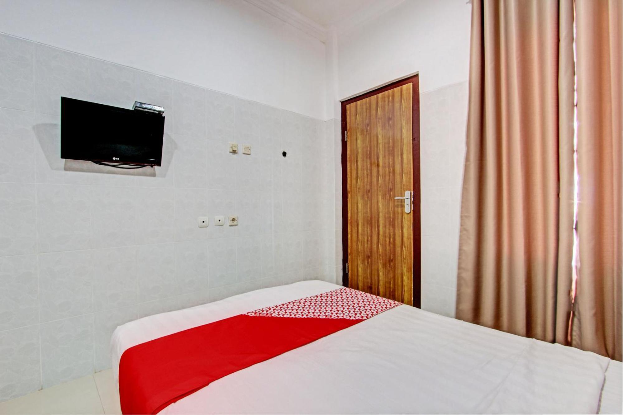 Oyo 93011 Hotel Griya Lestari Pati 2 Exteriör bild