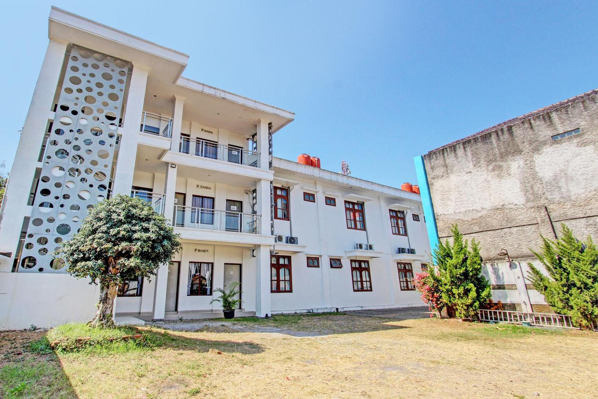 Oyo 93011 Hotel Griya Lestari Pati 2 Exteriör bild