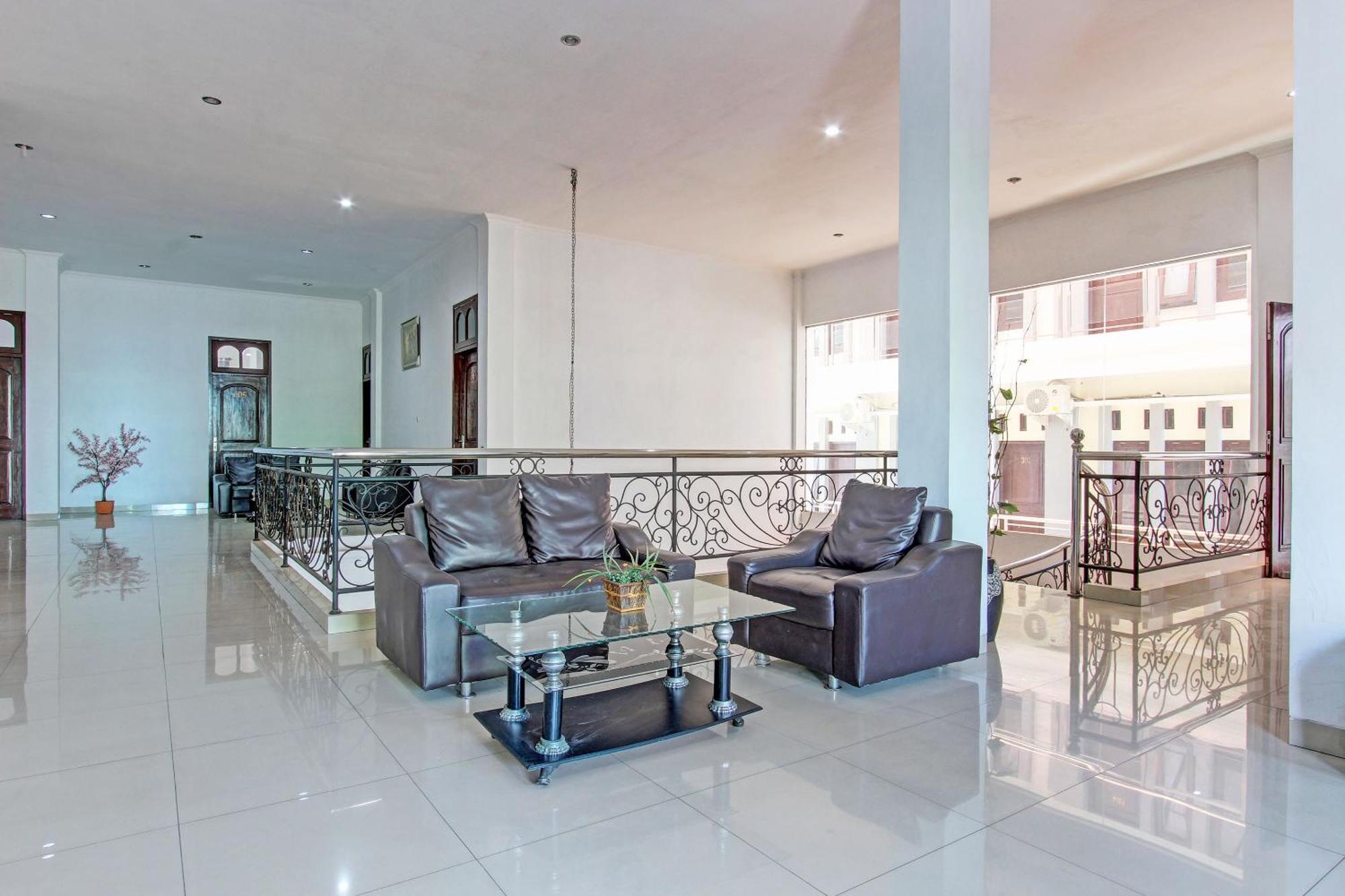 Oyo 93011 Hotel Griya Lestari Pati 2 Exteriör bild