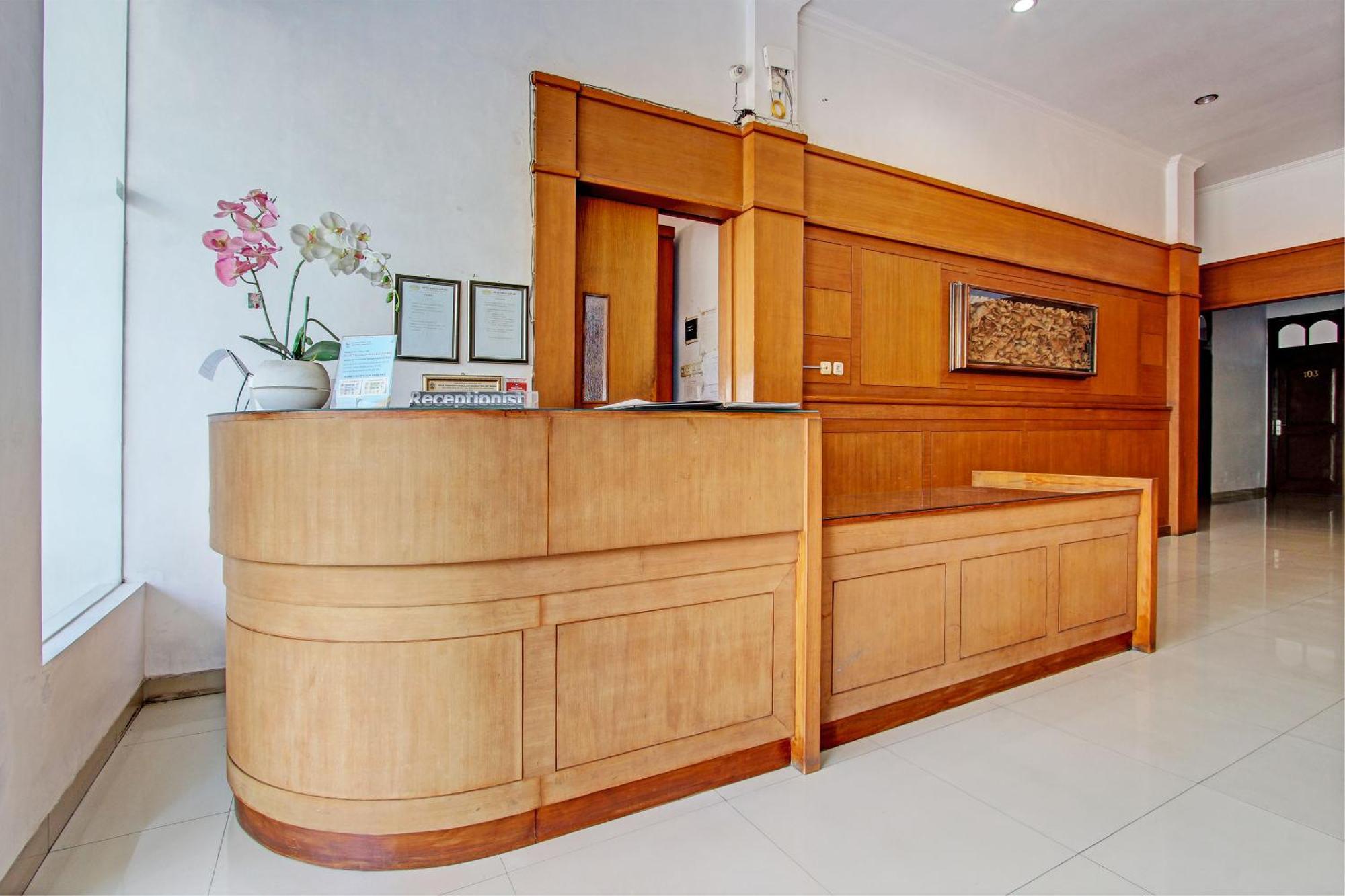 Oyo 93011 Hotel Griya Lestari Pati 2 Exteriör bild