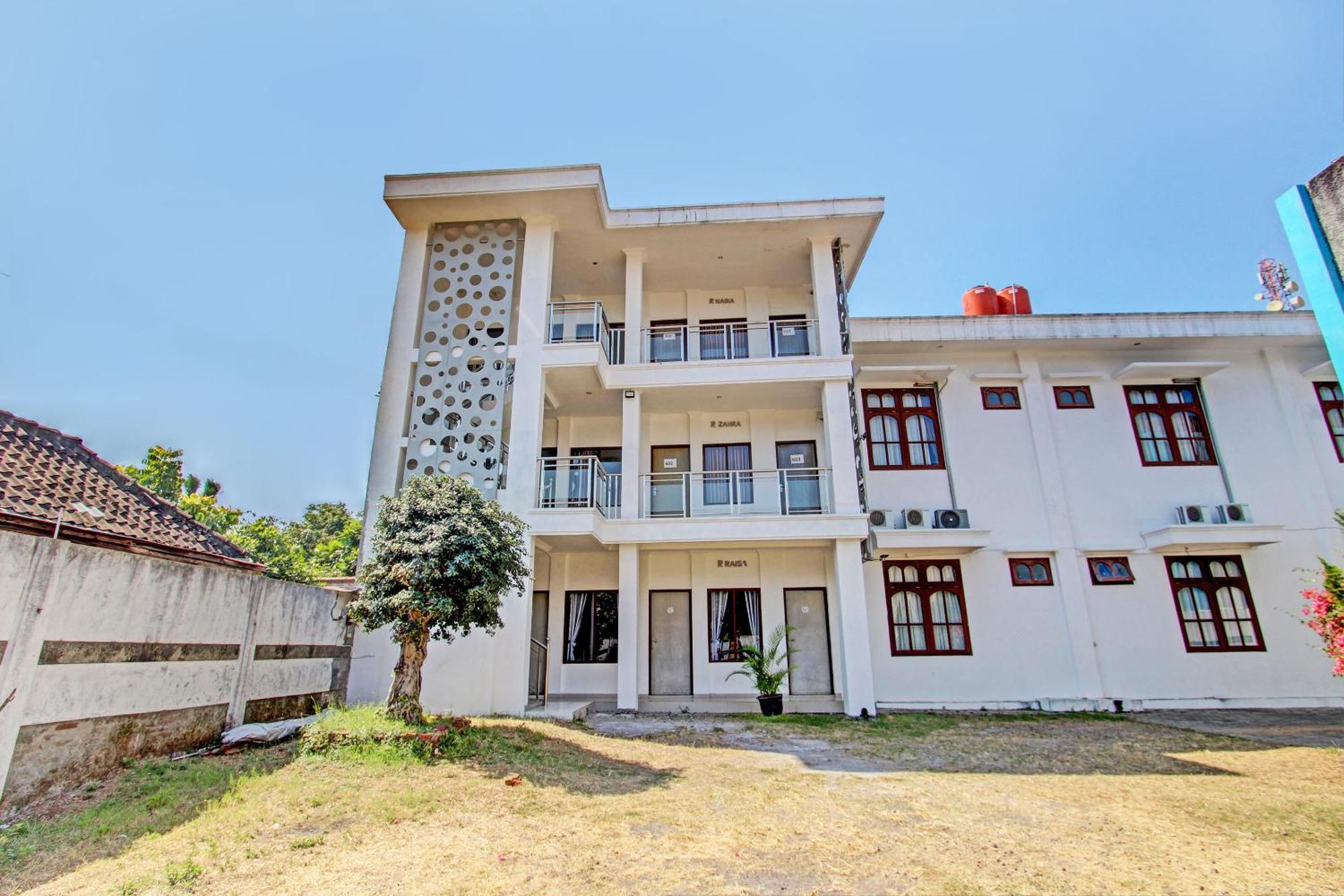 Oyo 93011 Hotel Griya Lestari Pati 2 Exteriör bild
