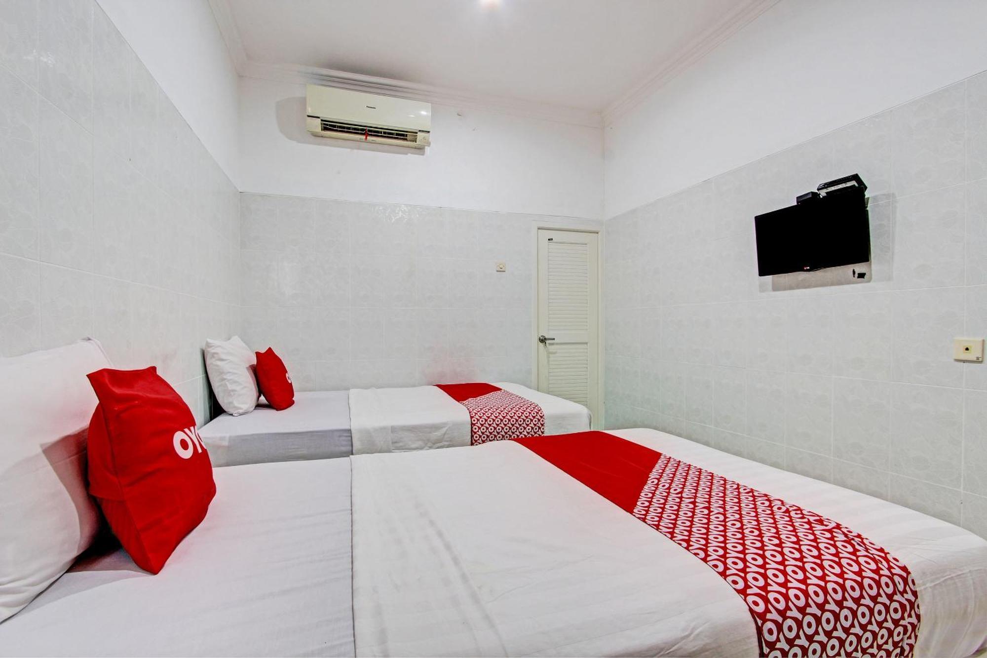 Oyo 93011 Hotel Griya Lestari Pati 2 Exteriör bild
