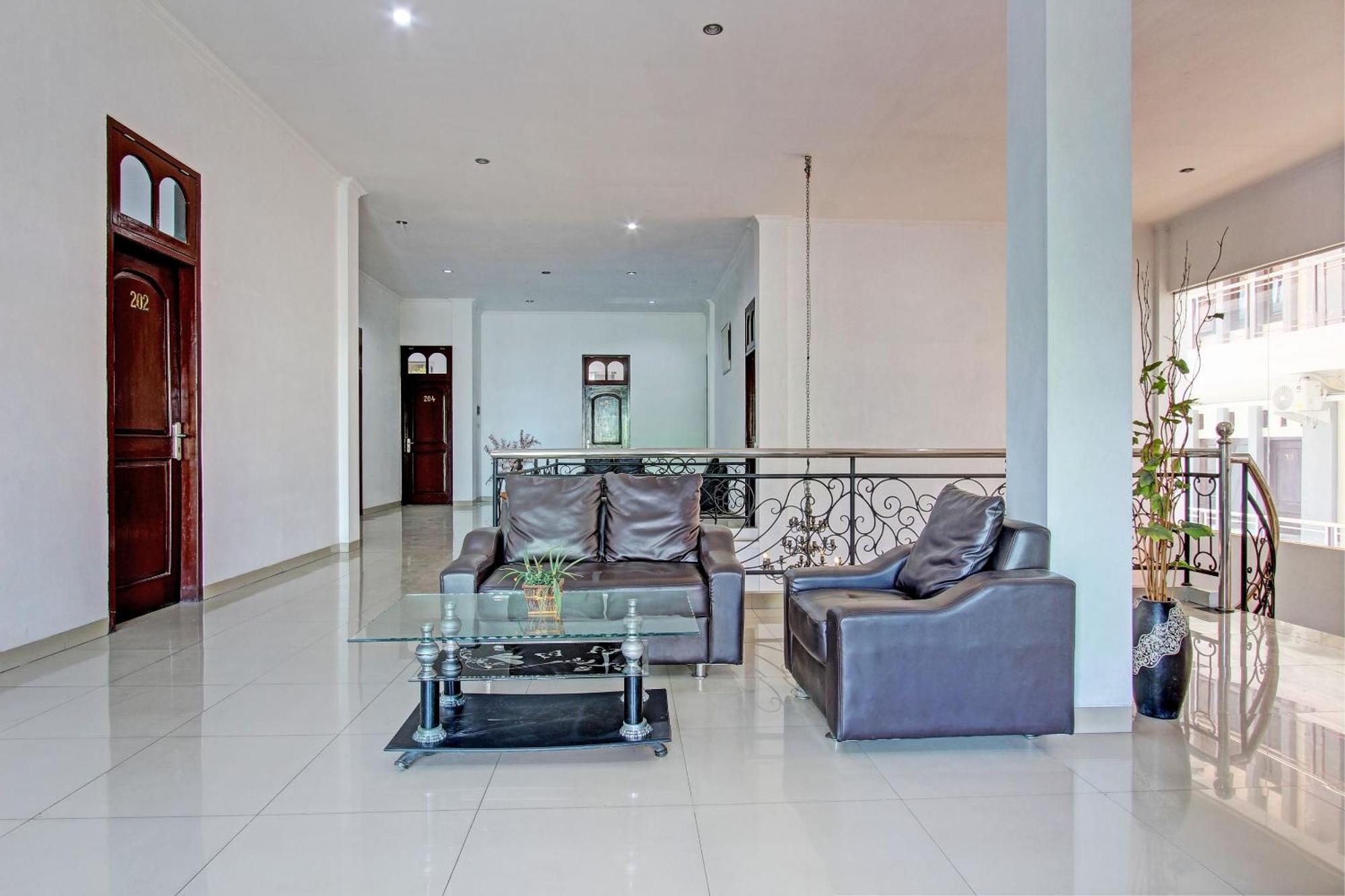 Oyo 93011 Hotel Griya Lestari Pati 2 Exteriör bild