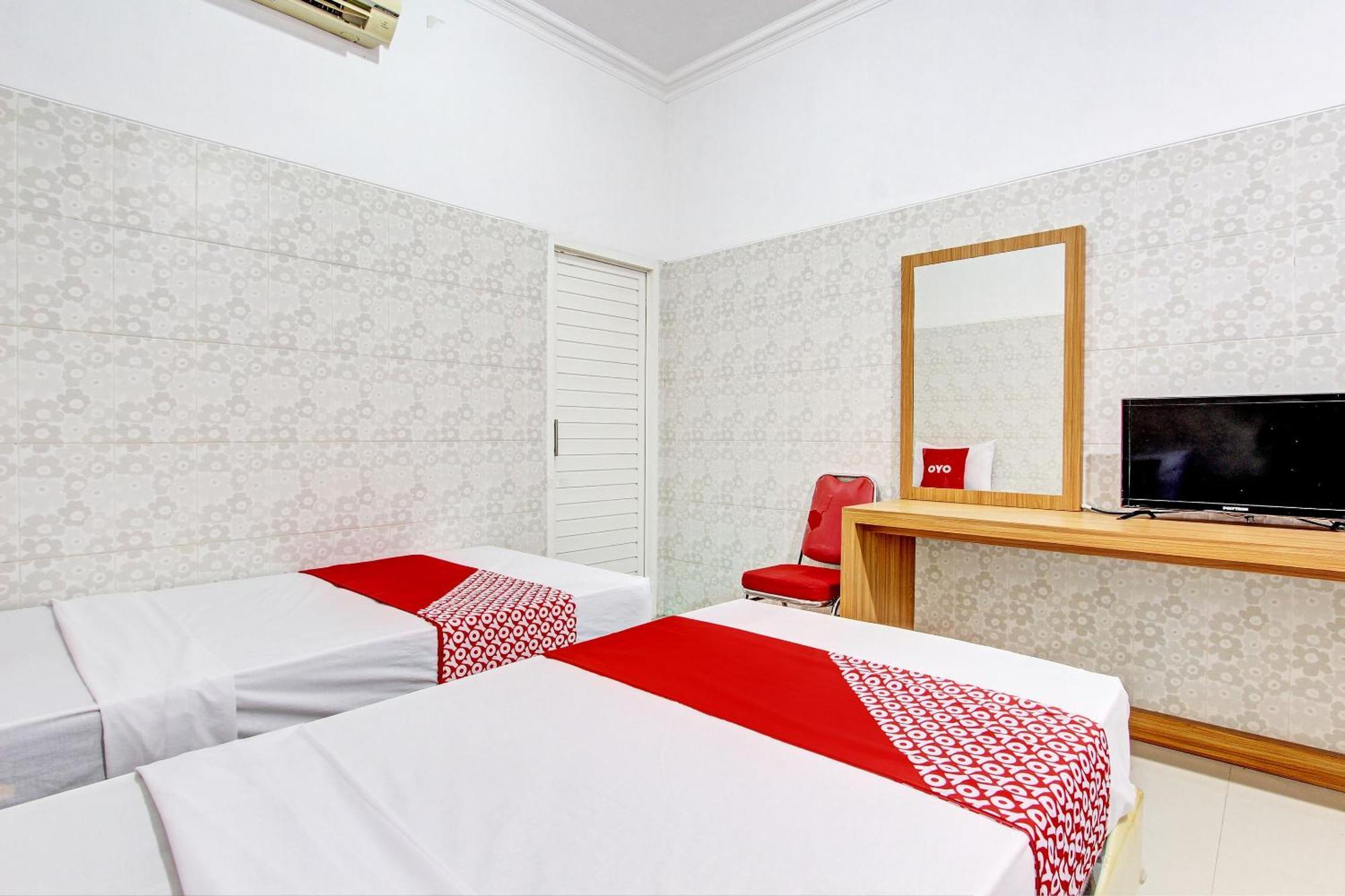 Oyo 93011 Hotel Griya Lestari Pati 2 Exteriör bild