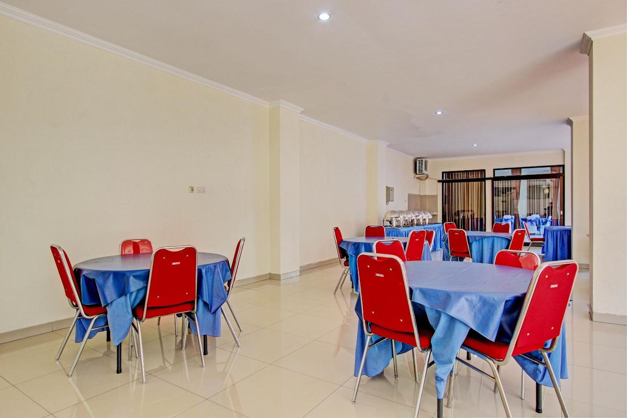 Oyo 93011 Hotel Griya Lestari Pati 2 Exteriör bild