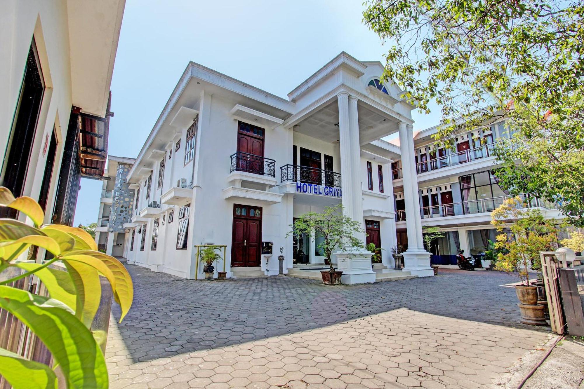 Oyo 93011 Hotel Griya Lestari Pati 2 Exteriör bild